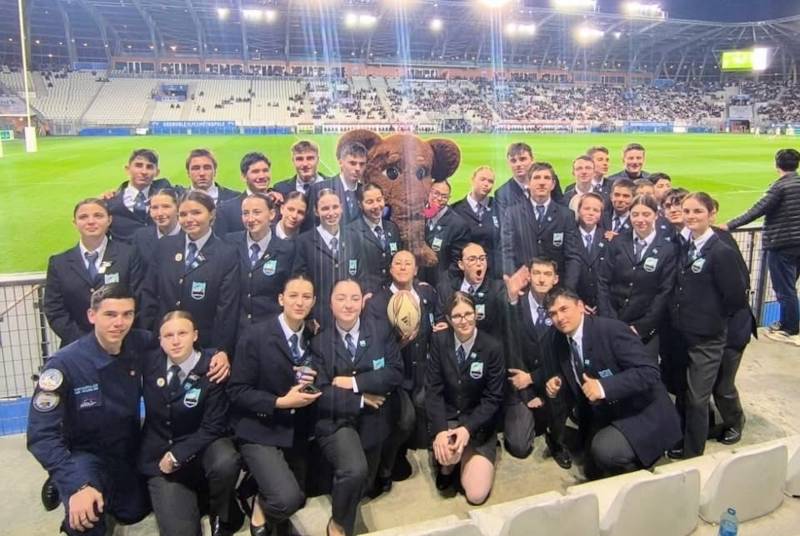 Les élèves de l'EPAE avant le match de rugby Grenoble / Mont-de-Marsan